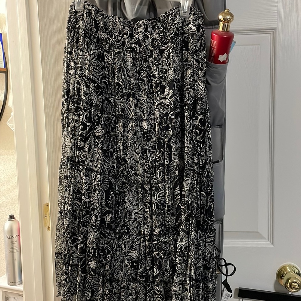 Emma James woman 16 W pleated skirt, blue, and taupe.